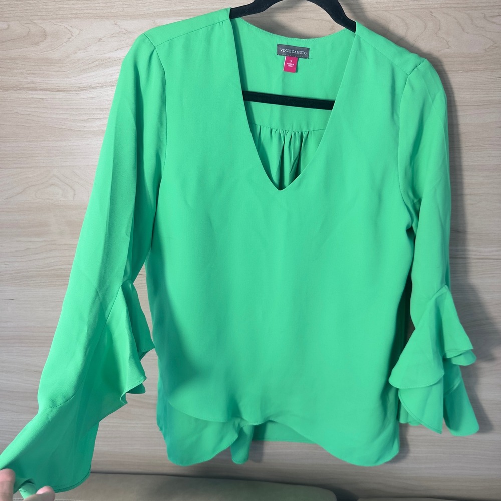 Vince Camuto Bright Green V-Neck Tiered Ruffle Bell Sleeve Blouse NWOT Small